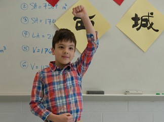 非华裔组严霍华同学在表演